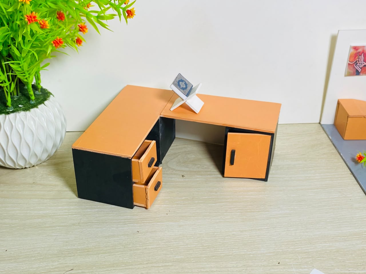 অফিস টেবিল